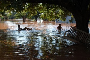 800px-FEMA_-_32083_-_Children_play_in_flood_water-300x201