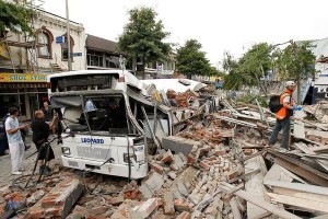 christchurch-earthquake-new-zealand-bus_32420_600x450-thumb-625x416